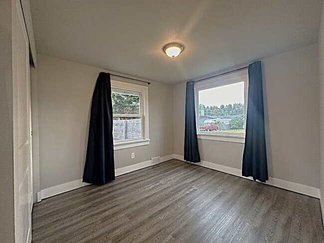 Building Photo - Stunning 2 bedroom 1 bathroom home with fu...