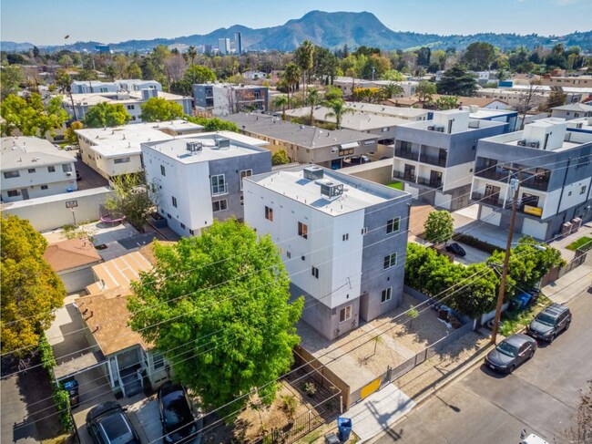 Foto del edificio - 5142 Riverton Ave