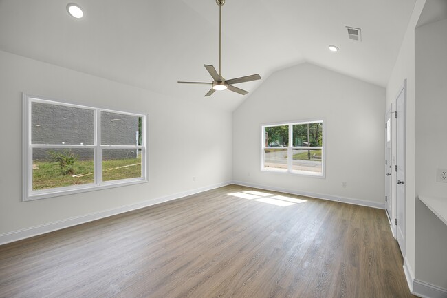 Building Photo - 307 W King St