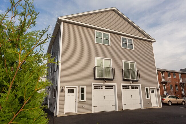 Building Photo - 63 Bacon St