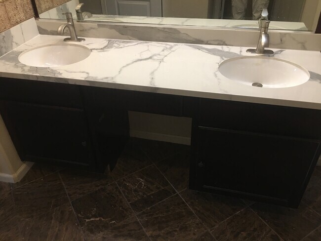 Building Photo - 5350 Dunlay Dr