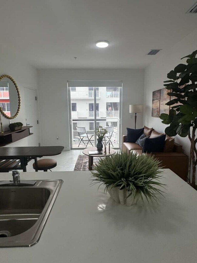 Foto del edificio - 1042 W 66th St