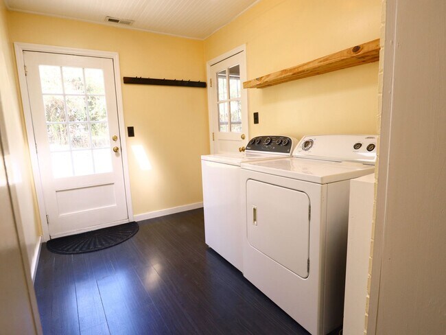 Building Photo - Move-In Ready 3 Bed/1 Bath Rancher | Spaci...