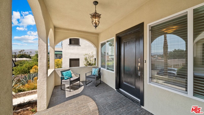 Building Photo - 850 Serrano Pl