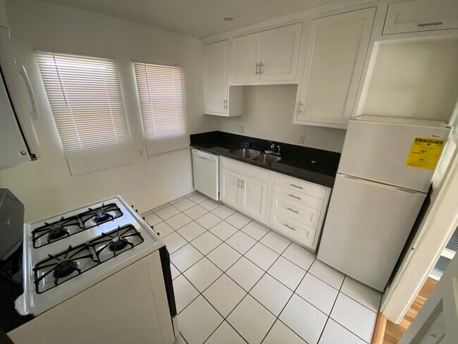 Kitchen - 963 Emerson St