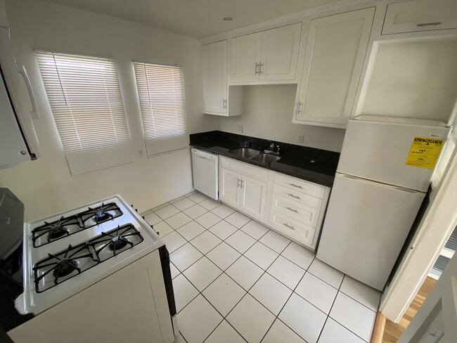 Kitchen - 963 Emerson St