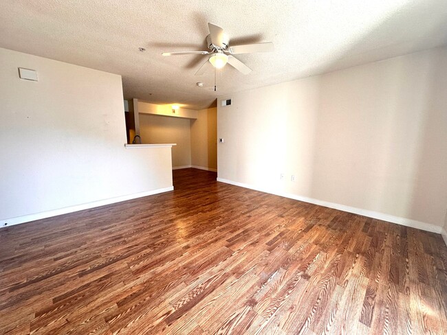 Foto del edificio - Ground Floor 1B/1B Unfurnished Condo in In...
