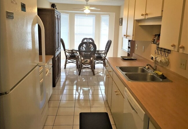 Kitchen & Breakfast nook - 1840 Country Meadows Ter
