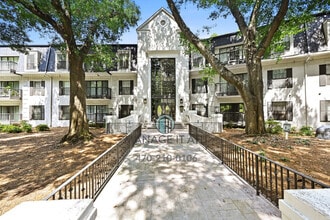 Building Photo - 2201 Pine Heights Dr NE