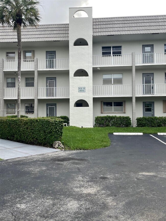 Foto del edificio - 8510 Sunrise Lakes Blvd