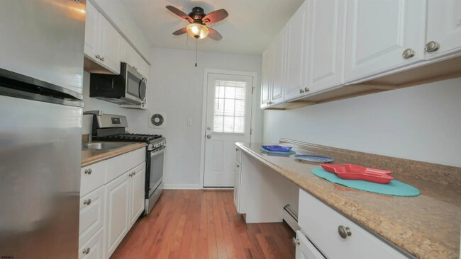 Building Photo - 3563 Bay Ave