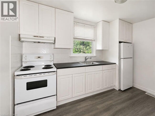 Building Photo - 83 E 41st St