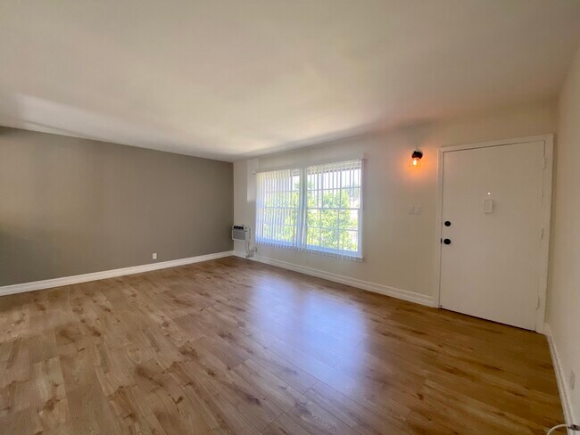 Plenty of natural light - 2010 Verdugo Blvd