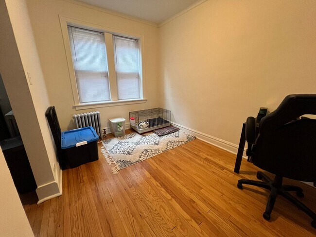 Building Photo - Lovely Renovated 1 BR In North Center