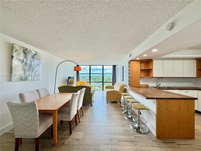 Building Photo - 1000 Parkview Dr