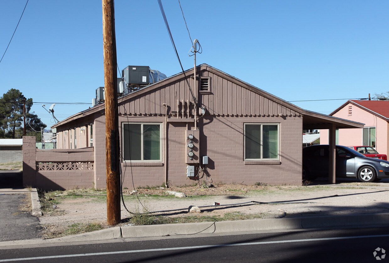 Building Photo - 801-825 N Swan Rd