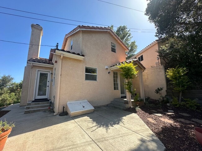 Building Photo - Serene and Private 1 bdrm