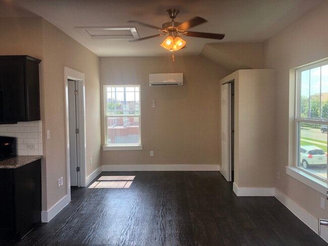 Building Photo - 819 Morrow St