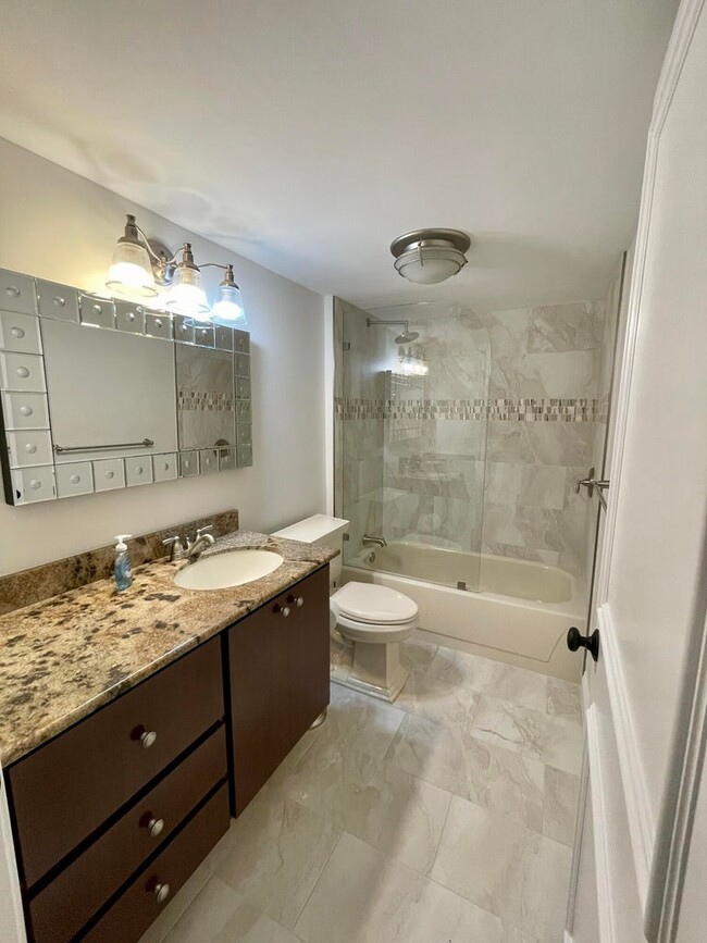 Building Photo - 2601 Marina Isle Way