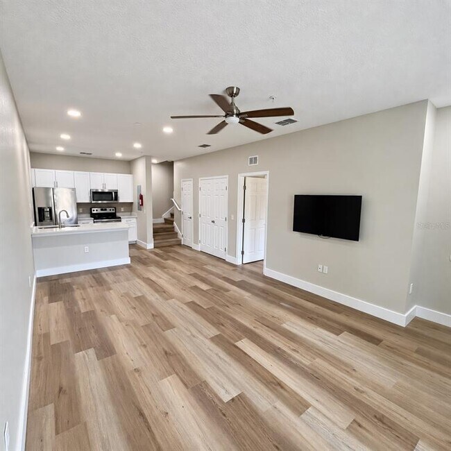 Building Photo - 8921 Shine Dr