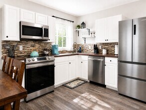 Building Photo - 11 Regency Ln