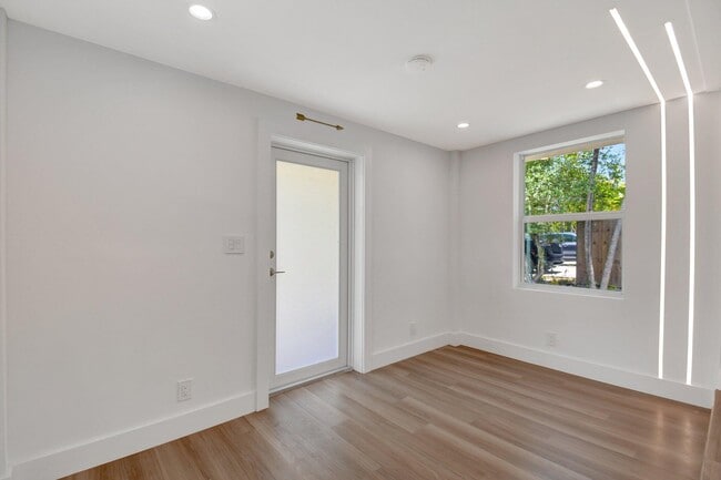 Building Photo - 420 SW 13th St