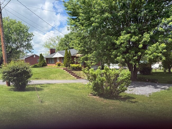 Building Photo - Beautiful 3 bedroom- North Johnson City