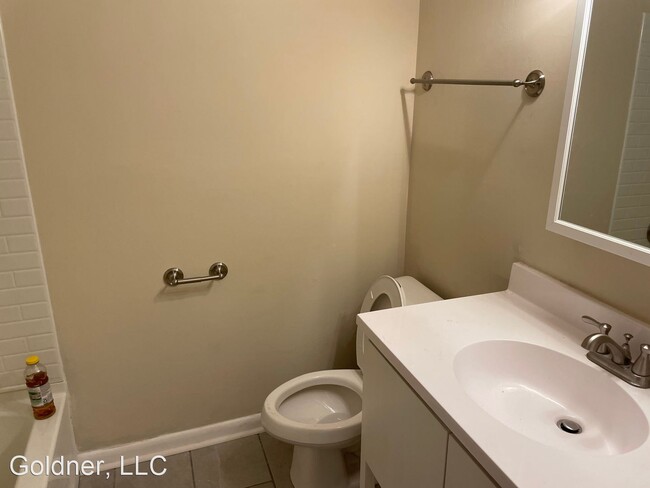 Building Photo - 2 br, 1 bath Apartment - 1001- 1009 Indian...
