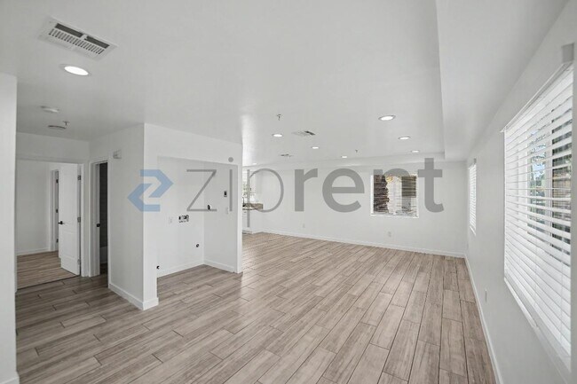 Building Photo - Unit
