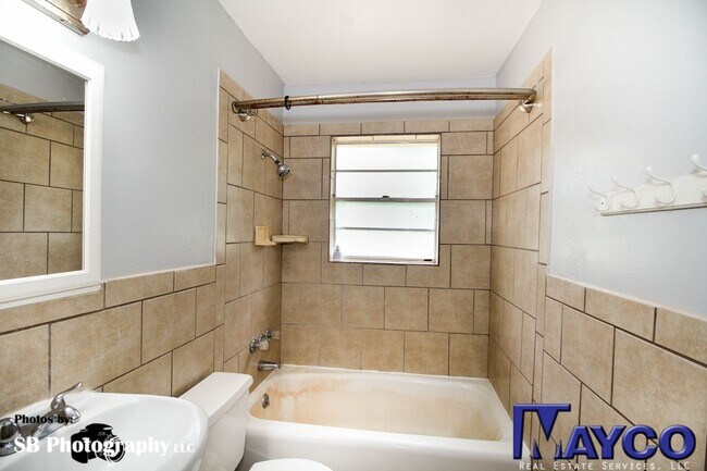 Building Photo - 3 bedroom 1 bath HOUSE in Southern Hills!
