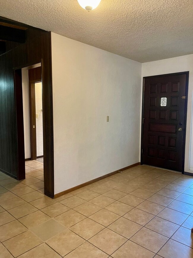 Foto del edificio - CHARMING 3 BED 2 BATH HOUSE WITH NEW HVAC, ROOF & LARGE FENCED BACKYARD