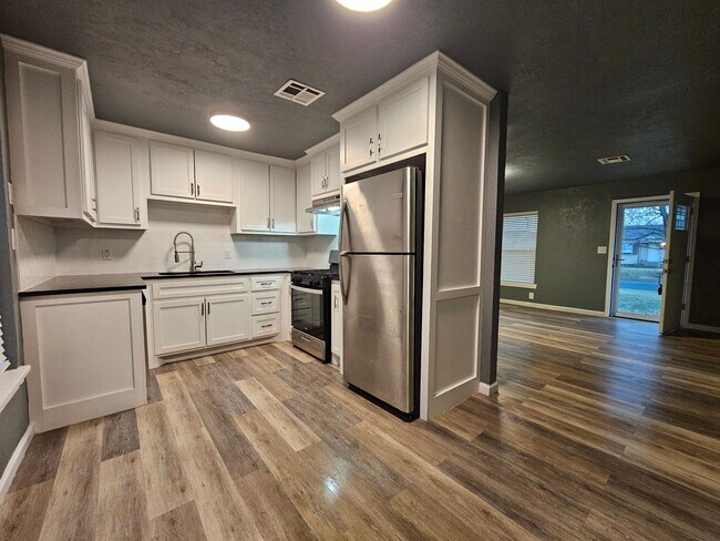 Foto del edificio - Updated (2) Bed/(1) Bath in Core Norman! Video Walk-Thru Avail!