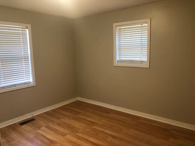 Building Photo - 544 Desha Dr