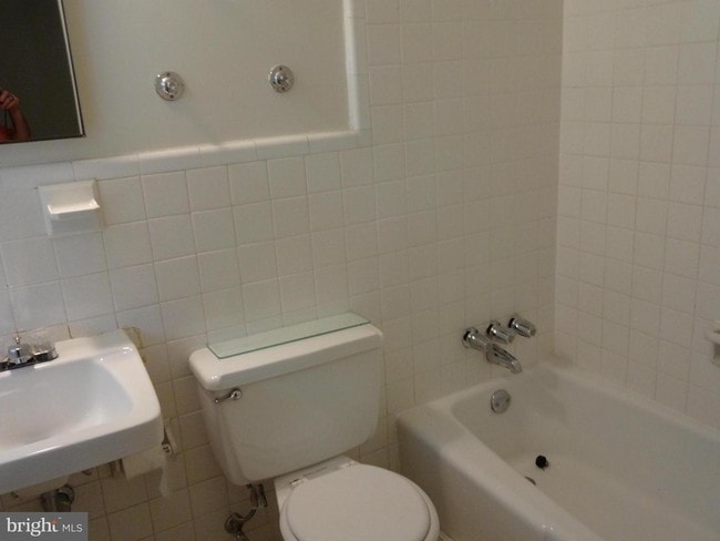 Foto del edificio - 4300 Willow Woods Dr