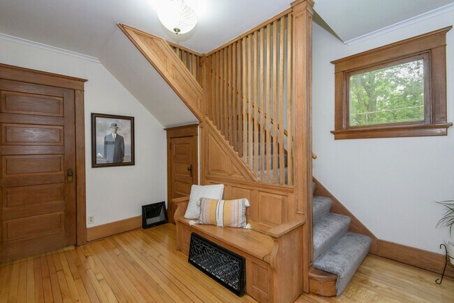 Foto del edificio - 523 W College Ave