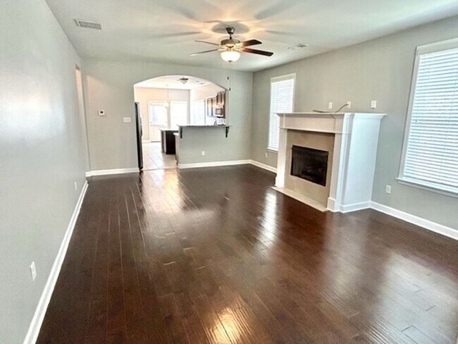 Foto del edificio - Now Leasing! 4 -bedroom 2.5 bath home in S...