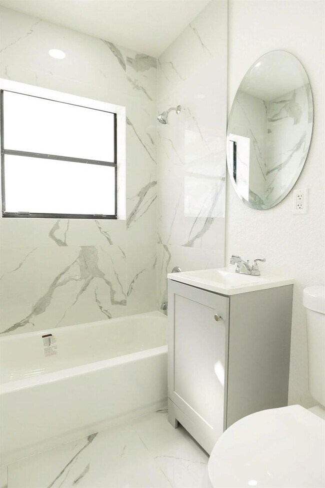 Building Photo - 924 NW 11th Ct