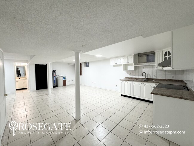 Photo du bâtiment - Spacious 2-Bedroom Basement Apartment with...