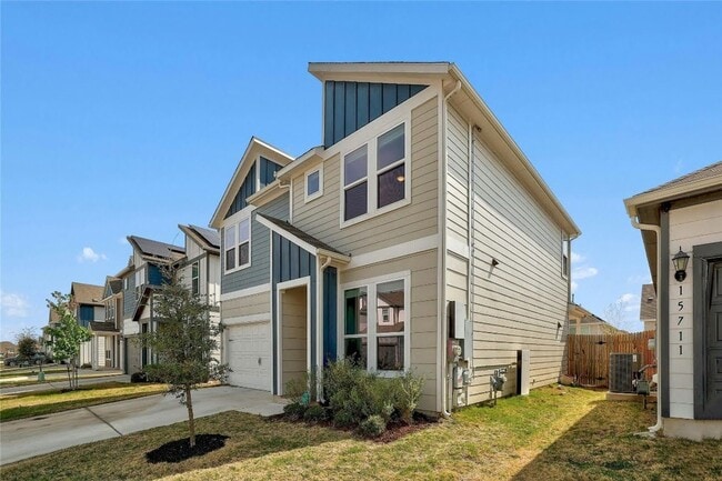 Building Photo - 15801 Crissom Ln