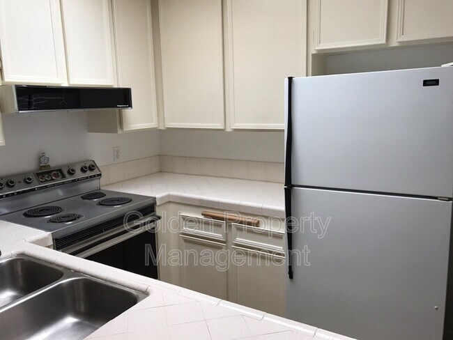Foto del edificio - 7840 Golfcrest Dr