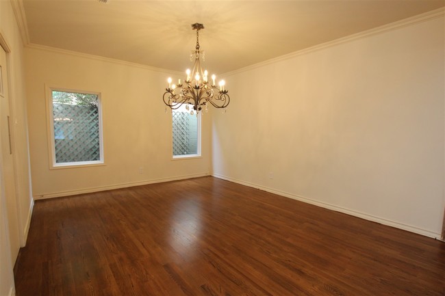Building Photo - 111 E Del Mar Blvd