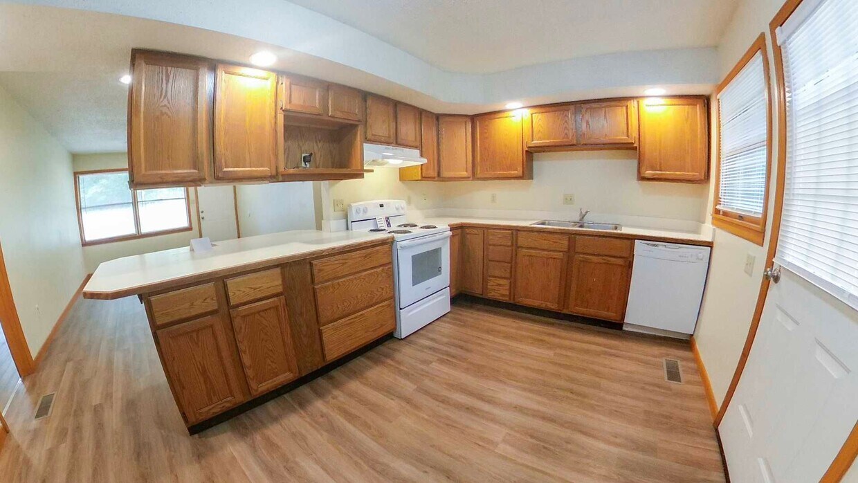 Primary Photo - 3D Tour Available-3 Blocks from Campus + F...