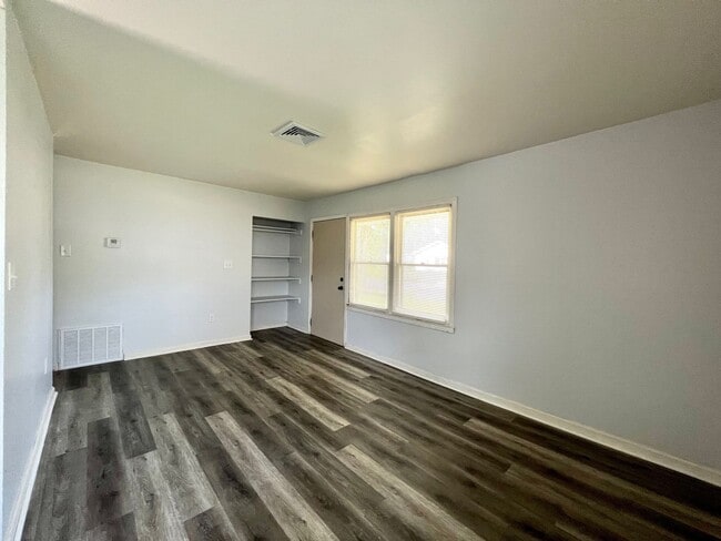 Foto del edificio - Remodeled Residential Home on East Side - Preleasing for 26/27 School Year!