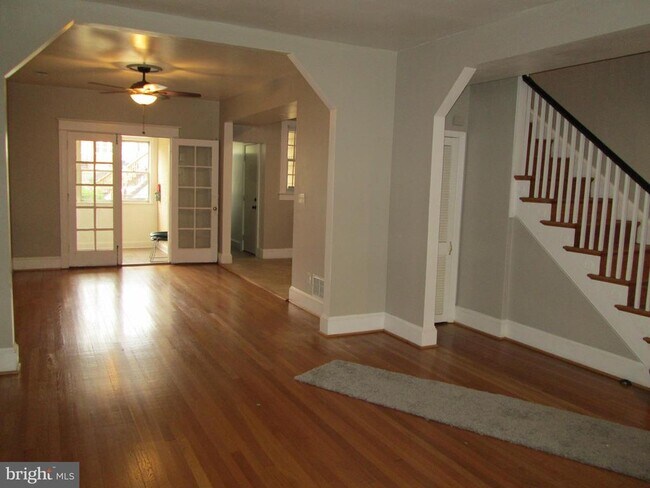 Building Photo - 109 Longfellow St NE