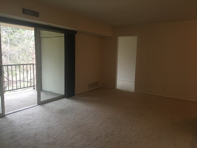 Building Photo - 310 Drummers Ln