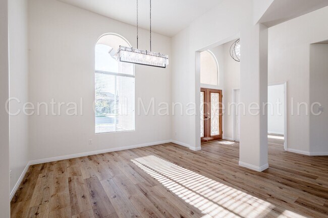 Foto del edificio - 4 Bedroom/2.5 Bath Home with Solar - $3250 per month!