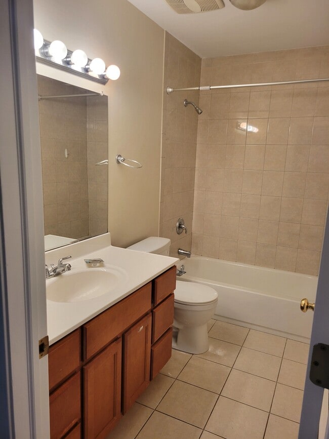 Building Photo - 2099 Vernon Dr