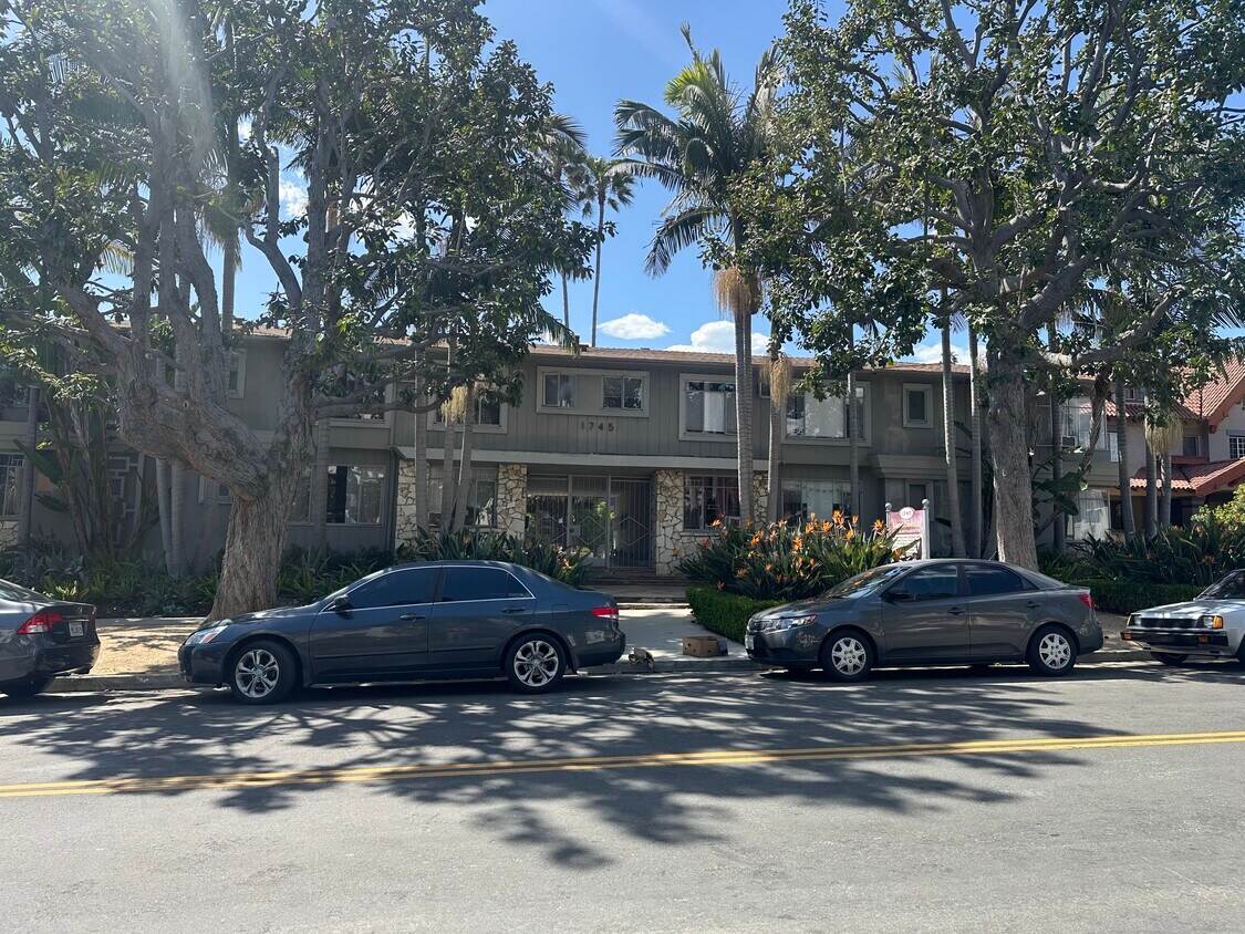 Primary Photo - 1745 Winona Blvd