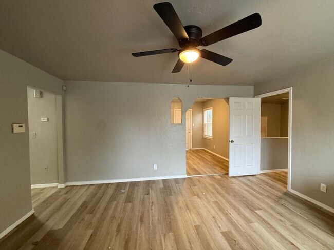 Foto del edificio - Available NOW! 2 Bed Plus Bonus Room 1 Bat...