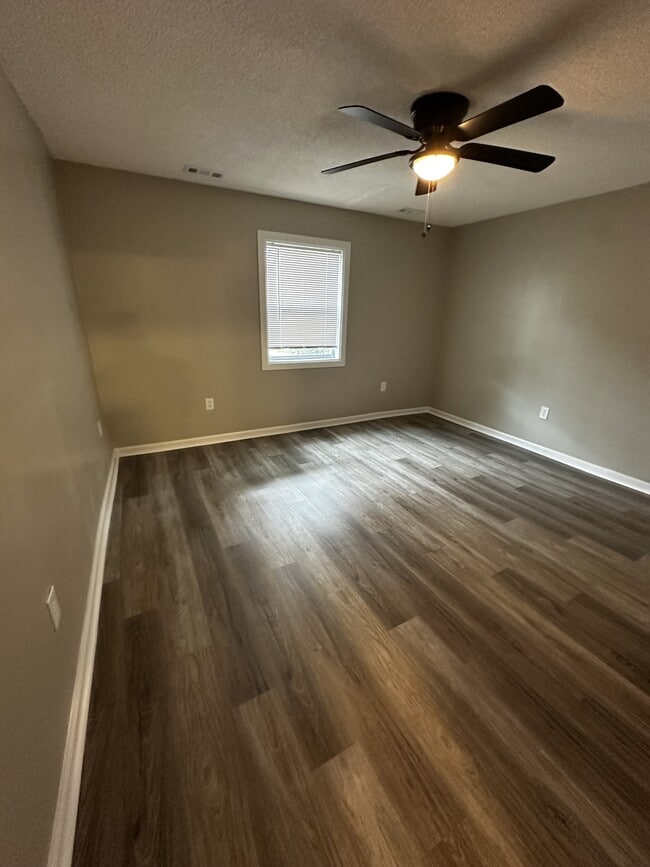 Building Photo - 743 Maple Ave